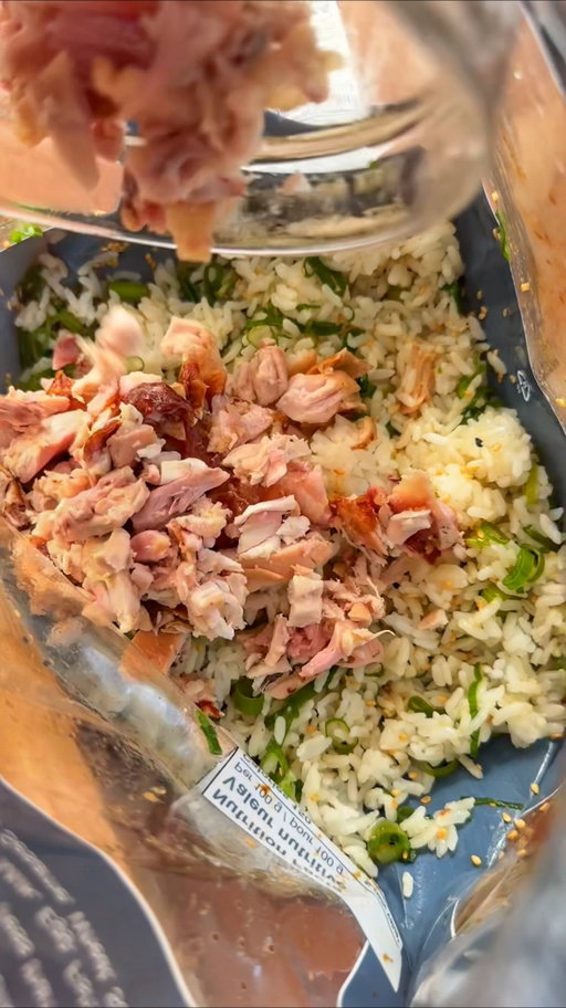Wow THIS is cool 👀

Making chicken onigiri and chicken fried rice using Costco’s rotisserie chicken!🍗🤣 

All you need are green onions, sesame seeds, and maybe a dash of sesame oil + soy sauce for extra flavour 👍

And YES I legit dropped my phone inside the Rotisserie Chicken bag with all the oil and juices!! 😩😭

#hack #costco #rotisseriechicken #vancouverfoodblogger 

IB: @yucheng.chennov