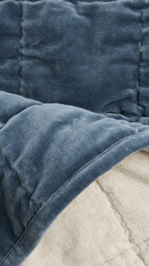 It’s officially socially acceptable to drape yourself in velvet. Meet our Hand Stitched Velvet Quilt, a seasonal statement that’s *just* the right amount of extra. 

Crafted from plush cotton velvet on one side and a natural linen-cotton blend on the other, our Velvet Capsule is available in rich, warm Tobacco and deep, cool Dusk.