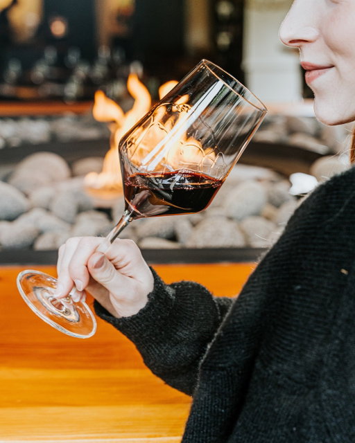 As the days grow cooler, we’re trading sunshine for cozy firesides and a glass of DeLille wine in hand. 🍷