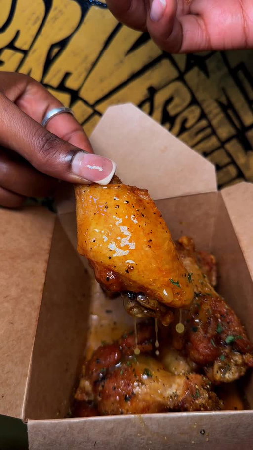 I wouldn't even fight the kidnapper back if it's wings from @brooklynwinghouse 

I’ve been riding for this spot since they opened their first shop in Crown Heights back in 2017! That opening-day hype was real, and the food’s been locked into my Uber Eats rotation ever since. So when I heard they opened a new Brooklyn location closer to Canarsie and East Flatbush, I had to slide through and put my people on.

The menu is HUGE. Think Caribbean flavors, Southern comfort, wings on wings, rice bowls, wraps, burgers, and even healthy options when you want to pretend you’re behaving. They run daily food deals too (that $6 chicken over rice is clutch).

I had Honey lemon Pepper wings (my favvvv ), Tamarind wings (sweet, sticky perfection), and the Cîroc Mango Habanero- a nostalgic flavor they’ve kept on the menu. Manifesting a peach habanero next, if y’all are listening. And that fresh, made-to-order fried chicken? Listen… best I’ve had in Brooklyn. Crispy, juicy, seasoned just right. I would wait an hour, no complaints. We need buckets of this fried chicken ASAP.

If you’re in Canarsie, East Flatbush, or anywhere in NYC and you’ve been craving something new (because let’s be honest, the food options out there can be slim), pull up here. And if you’re just visiting New York, add this stop to your food tour. Wings, garlic sauce that tastes like it came straight from Trinidad, comfort food that hits, and deals that actually make sense.

•
•
•
#brooklyn #nycrestaurants #nycfood #brooklynrestaurant #brooklynfood #nyceats #nycfoodie #newforkcity #cheatday #foodporn #nyc #thingstodoinnyc #eatnyc #bkeats #explorepage✨ #foodie #newyork
