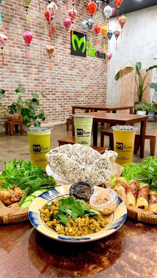Young Coconut Cane, Kumquat Cane, Smash Avocado, Crispy Mini Egg Rolls, Spicy Baby Clams, & Chili Garlic Chicken Wings 📍 Mia & More 🧋⁣
⁣
Mia & More is located inside the Great Wall Shopping Mall in Kent, WA. They specialize in freshly squeezed sugarcane drinks but they have a lot of other refreshing drinks on the menu. Different Vietnamese street food options are also available to purchase such as chicken wings, rice paper salad, Vietnamese pizza, spicy baby clams, congee, balut, and so much more! Order some food and drinks and enjoy them with your friends and family in the fun seating area next to it.⁣
⁣
Thank you @miaandmoreseattle for having us! ✨⁣
.⁣
.⁣
.⁣
#sugarcanejuice #vietnamesestreetfood #snackbreak #refreshingdrinks #kentwa