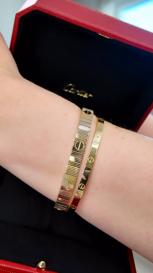 luxury asmr unboxing!! my new cartier unlimited love bracelet came in today!! ahhh!! had to film a little haul for you cause this is such a special piece!! do you prefer the classic bracelet or the new one?? 

more importantly…no it doesn’t pinch your arm hair! haha  #cartier #cartierunlimitedlove #cartierlovebracelet #asmr #haul