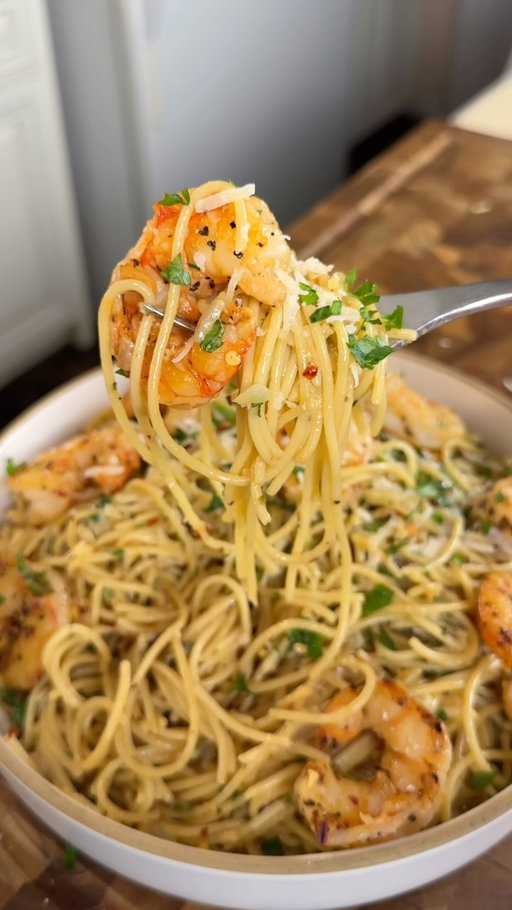 SAVE THIS ‼️Easy 20-minute 1 PAN Garlic Butter Pasta with shrimp 🍤 🤯 (recipe 👇🏽)

For more amazing recipes just comment “cookbook” and I’ll send you a link to my digital cookbooks 😌 

Macros per serving (makes x3): 447 Calories | 45g P | 51g C | 15g F 

For the shrimp:
20oz shrimp 🍤 
1-2 tsp Salt pepper garlic 
1 tbsp olive oil 

For the pasta :
8 ounces dried protein spaghetti 🍝 
1 tablespoons butter 🧈 
4-5 cloves garlic, minced 🧄 
1 shallot, finely chopped 🧅 
1/2 cup reserved pasta water 💦 
1/2 cup freshly grated Parmesan cheese 🧀 
1-2 tsp @spicexseasoning Bella Blend Italian Seasoning
2-3 tbsp Fresh parsley, chopped 🌿 
1 tsp chili flakes 🌶️ 

Instructions:
1. Cook pasta: Boil salted water, cook 8 oz protein pasta until al dente (follow box), reserve ½ cup pasta water. Drain and set aside. 🍝
2. Sear shrimp: Pat dry 1 lb shrimp. Season with 1–2 tsp salt, pepper, garlic. Heat 1 tbsp olive oil in a pan over medium-high. Cook shrimp 2–3 mins per side until opaque. Remove and set aside. 🍤
3. Make sauce: In the same pan, lower heat to medium. Melt 2 tbsp butter, then sauté minced garlic (4–5 cloves) and chopped shallot for 2–3 mins until soft and fragrant. 🧄🧅
4. Finish pasta: Add cooked pasta, reserved pasta water, ½ cup Parmesan, 1–2 tsp Bella Blend seasoning, 1 tsp chili flakes. Toss until creamy and well-coated. 💦🧀🌶️ 
5. Combine & serve: Add shrimp back to the pan, toss with 2–3 tbsp fresh chopped parsley. Taste and adjust seasoning if needed. Serve hot! 🌿✨

ENJOY 😍
.
.
.
#icekarim #healthyrecipes #easyrecipes #mealprep #cooking