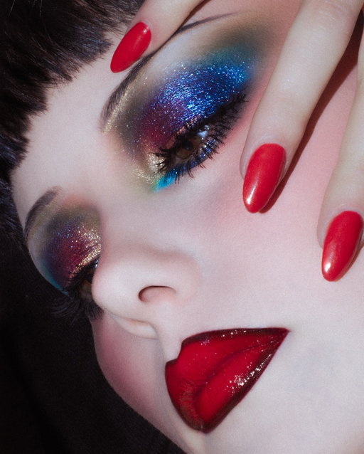 🎠🎪🎭 
@sugarpill tako eyeshadow (white) 
@hudabeauty black cherry blush filter 
@colourpopcosmetics matte about hue palette 
red shadow is @meltcosmetics fatally yours II palette 
@cloudicos winter palette
@diorbeauty dior midnight lip liner 
@urbandecaycosmetics lip liner in 714
@kikomilano 3d hydra gloss 13 fire red