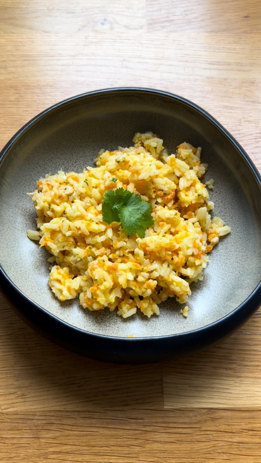 Arroz de Cenoura e Pescada - pronto em menos de 20 min. 🥕 Já sabem que prática é o meu nome do meio e posso-vos garantir que mesmo sendo prática e básica nas receitas que faço, pelo menos os meus filhos adoram 🤣 Este arroz fica bem cremoso e é uma preparação rápida e que pode ser feita ao mesmo tempo que outras receitas! 

Ingredientes:
500g de pescada 
250g de arroz carolino 
3 cenouras 
1 molho de salsa 
Sal 

Processo: 
Num tacho ao lume, coloca a pescada e adiciona a água a ferver.
Deixa a pescada cozer uns 5 minutos com a tampa e depois adiciona o arroz e a cenoura ralada.
Tapa o tacho e deixa cozinhar durante uns 10 minutos em lume brando.
Desfaz ligeiramente a pescada, retifica com sal e por fim, adiciona a salsa picada e envolve.
Serve com mais salsa por cima!