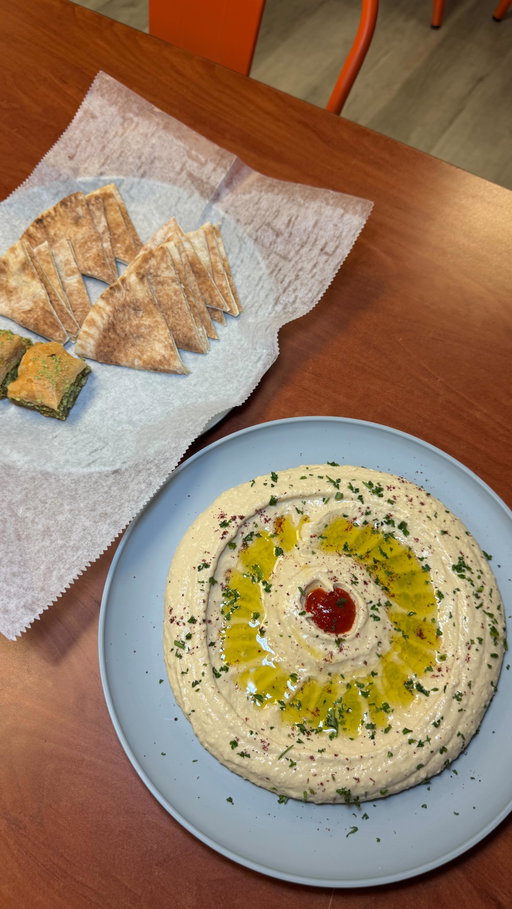 Have you been to @ten10restaurant? 👀 What got me is majority of their menu is $10 and below for really good food and halal!! 🔥

** they also have a location in Portsmouth and Chesapeake 

What makes them different from going to like Chick-fil-A or McDonald’s is I definitely think you are getting food that is actually going to fill you up and leave you satisfied vs food that leaves you wanting more faster. 

Everything I got had a lot of flavor and was very fresh! The burger was great and a very good size. The spicy sauce on the lamb bowl?! 🤤 it was so good and the bowl itself was really good, again seasoned great and random but I really liked that it had pickles!! lol 

Overall I would def come back here for some good fast casual Mediterranean food, check them out 💙

Rating: 

Burger 9/10
Lamb shawarma Bowl 8/10
Hummus with pita 7/10
Mint lemonade 10/10

•

•

#757 #va #hamptonroadsva #norfolkva #rva #richmond #chesapeake #norfolk #hampton