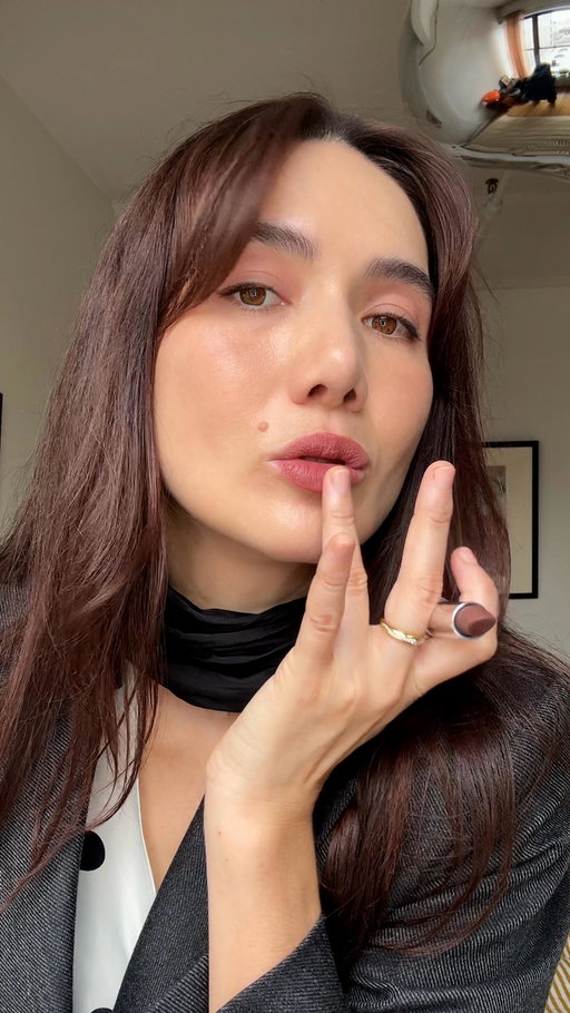 Today @merit just launched a collaboration with @brandonmaxwell and the result is stunning:  the Signature Bag reimagined with Brandon’s signature metal knot, and the Signature Lip Blush in Maxwell. This lip blush goes on creamy and matte at the same time; a perfect, natural look of berry stained color that fits right in with the change of seasons. The color is buildable and I also love it worn on my cheeks and my eyelids. It’s the epitome of fall. #merit #meritbeauty #brandonmaxwell