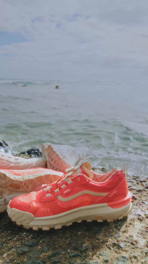 Whether it’s trails, town or the beach, the Crosspath XC GORE-TEX goes further. Worn and tested by @puadesoto & @vaihitimahana.