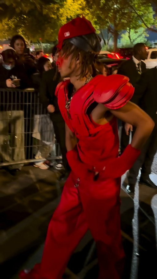 Jaden Smith arriving at tonight’s Christian Louboutin event during Paris Fashion Week. Smith was recently appointed as the first Men’s Creative Director at the brand. 

Video: @bloomtiful