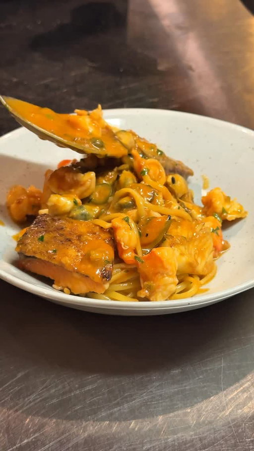 When the squid hits the grill, you know you’re in for it 🔥
𝗦𝗘𝗔𝗙𝗢𝗢𝗗 𝗟𝗜𝗡𝗚𝗨𝗜𝗡𝗘 — black tiger shrimp, PEI mussels, Humboldt squid.