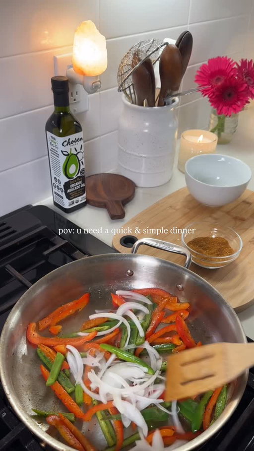 Can’t go wrong with creamy chicken fajitas 🤤🌶️ ~comment recipe for full instructions sent to ur DM 😋
•
•
•
•
#chickendinner #chickenrecipes #dinnerideas #chickenfajitas #simpledinner