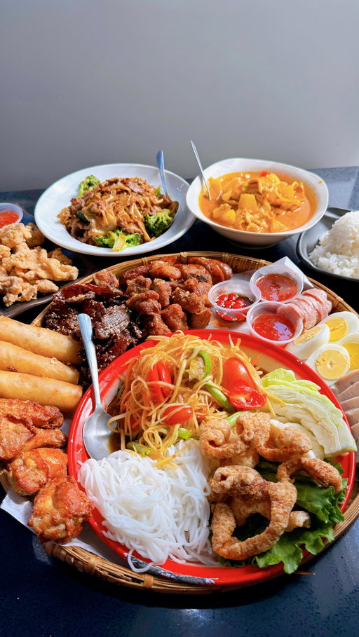 Lao Platter, Fried Chicken Skin, Beef Pad See Ew, Chicken Pineapple Curry, & Pandan Sticky Rice 📍 Sweet Rice 🌾 ⁣
⁣
Sweet Rice is located in Auburn, WA and they serve comforting Lao and Thai food. From soups, curry, fried rice, to noodle dishes and other entrees, every bite is packed with flavor. The portions are perfect for sharing and we especially loved the Lao platter! There were egg rolls, papaya salad, Lao sausage, beef jerky, pork riblets and more.  Whatever you do, don’t skip the pandan sticky rice. It was the perfect sweet way to end the meal! ⁣
⁣
Thank you @sweetricewa for having us! ✨⁣
.⁣
.⁣
.⁣
#padseeew #auburnwa #comfortfoods #foodplatter #sharefoods