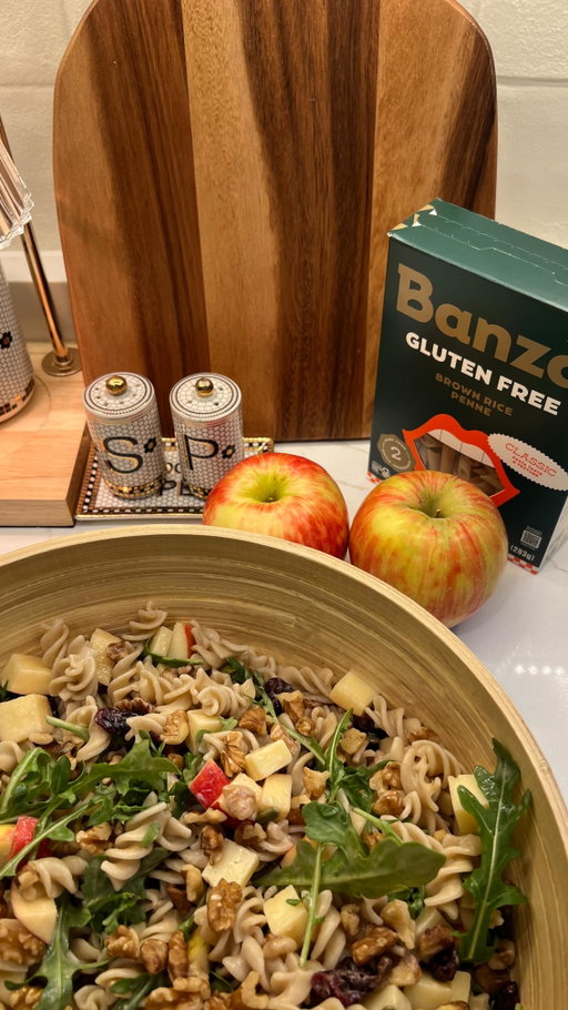 Honeycrisp apple cheddar pasta salad 🍯🍎made deliciously with @eatbanza New Brown Rice pasta, it’s perfect on it’s own or for meal prepping♥️ #BanzaPartner

Comment Banza below to get the recipe!