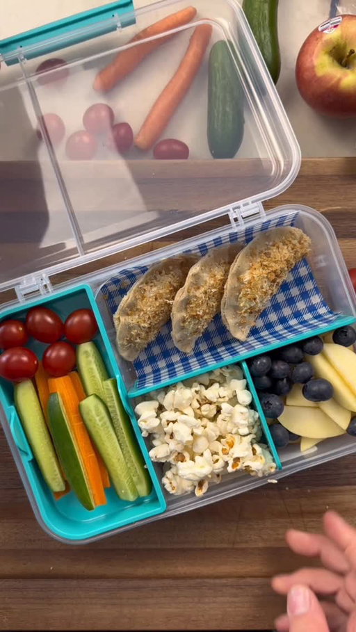 Today I added 3 fruits, 2 veggies, cheese and crackers, and some party food (being popcorn) to my Sistema 1.48L Bento Box. My crispy dumplings are a great way to use up crusts and dinner leftovers too! Most importantly all the delicious food is kept safe with the easy locking hinged klip.

#sistema #georgegeorgievski @sistema_au