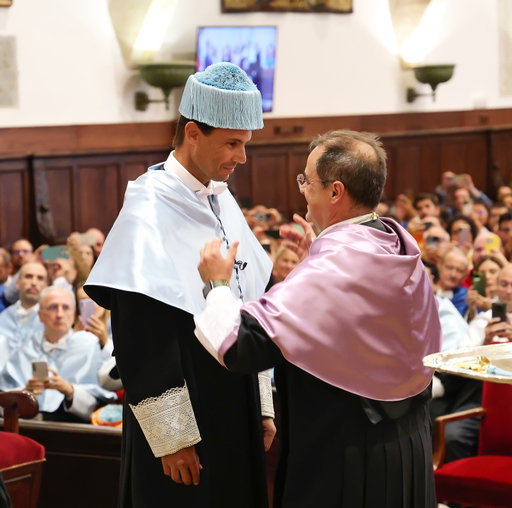 𝗢𝗿𝗴𝘂𝗹𝗹𝗼, 𝗴𝗿𝗮𝘁𝗶𝘁𝘂𝗱 𝘆 𝗳𝗲𝗹𝗶𝗰𝗶𝗱𝗮𝗱.
Es un inmenso honor haber sido el primer deportista investido como Doctor Honoris Causa por esta universidad que ha dejado una huella tan profunda en la cultura, en la sociedad y en el pensamiento de España.

El deporte nos recuerda a diario, que más allá de nuestras diferencias, tenemos mucho en común. Nos enseña a respetar al rival, a competir con intensidad y deportividad y a celebrar no solo nuestras victorias, sino también a respetar y valorar el esfuerzo de los demás.

En un mundo que parece estar en constante división y polarización, creo firmemente que el deporte puede ser un puente y un espacio de encuentro que promueva la convivencia, la cordialidad y el respeto mutuo.

Gracias a la @usal y a toda Salamanca por el cariño recibido. Este día me acompañará siempre y me anima a seguir siendo fiel a los valores que el deporte me ha enseñado.

¡Muchísimas gracias!
