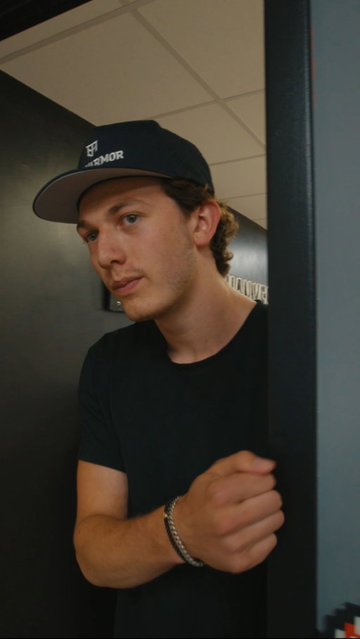 Reading plays & emails – it’s all in a day’s work at the @DrinkBODYARMOR office for Luke Hughes 🏒 @lhughes_06
