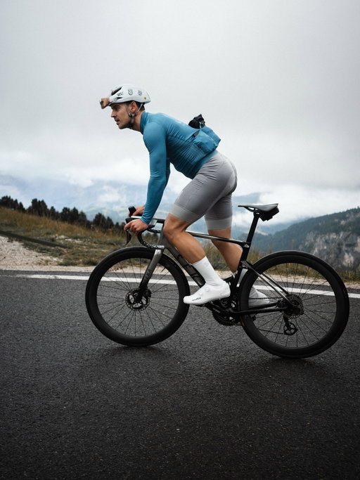 Shake out ride to Passo Gardena | What I wish was a 1.5 hour ride I could do here in London before/after work 😭 35km, 10km climb, just under 1000m elev. can hardly see a better way to spend a bit over an hour on the bike when the time is tight. Back to such rides soon 🔜 
-
-
#SYNcc#thesyn#sellaronda#dolomitiamo #ridewithfriends#fromwhereiride#lifebehindbars#justrideit#sekabikes