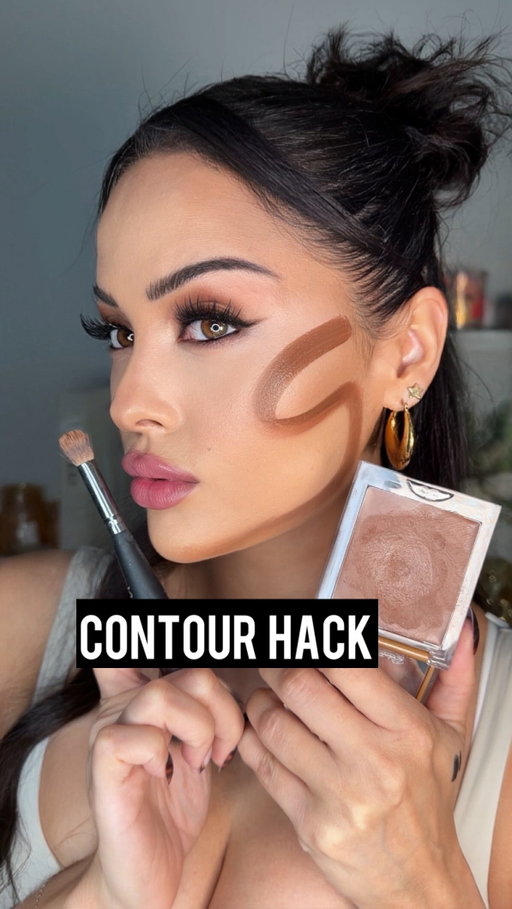 If you struggle with contour, draw an S 💁‍♀️ blend it out = instant baddie ✨

Bronzer @dominiquecosmetics Shade: Warm Bronze
Brush to draw @itcosmetics no.7 
Brush to blend  @bareminerals Luxe performance brush

#makeup #contour #makeuphacks #makeuptutorial #contourtutorial