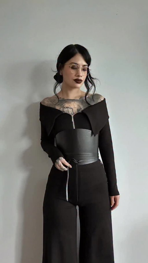 Any excuse to wear this @dehanche__ belt I will take 🖤
Set from @abstractika_clothing 🖤
Bralette old @urbanoutfitters 

#ootd #stylish #moderngoth