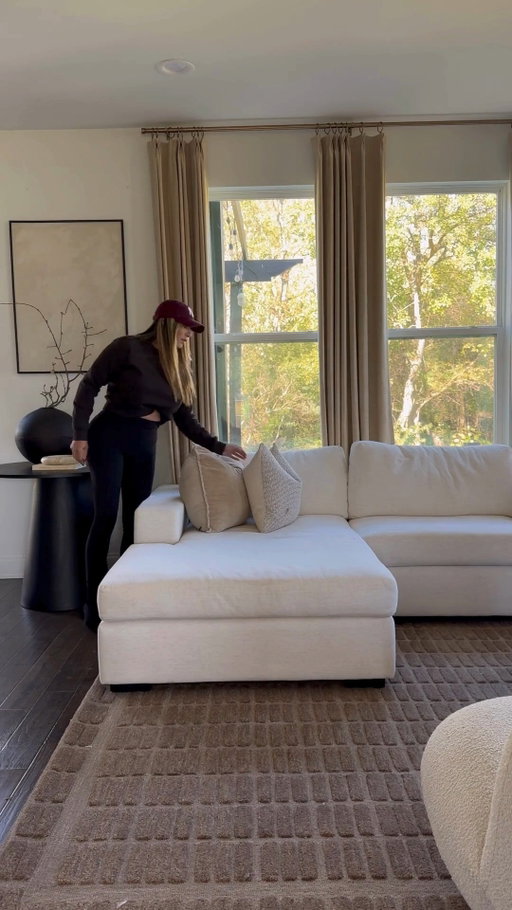 Modern home style meets ultimate comfort. Our plush designs are both design-forward and durable, making them the perfect addition to your living room. 

#myalbanypark #homedesign #sectional #albanyparkhome

🔎 Barton Chaise Sectional in Sand Performance Basketweave custom-crafted for @emm_interiors
🎥 @emm_interiors