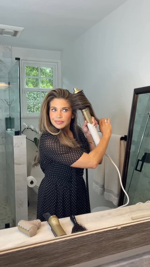 Everyone remembers Topanga’s hair. ✨ Now, I finally get to have that same shiny, glossy look, but this time it actually lasts through school pickup line, rehearsal, and the stage thanks to Shark Glam! @sharkbeauty #sharkglam #sharkpartner