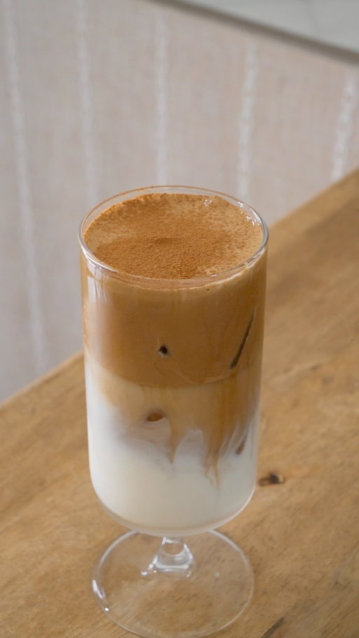 Who needs a cafe run when instant coffee turns into this iced cinnamon crunch magic? 

made this in minutes but it tastes like a café drink, and yes with instant coffee. It taste sooo rich of flavour, creamy and i’m obsessed! Just a quick stir, some ice, sprinkle some cinnamon, and suddenly instant coffee feels boujee 😎✨

— 2 sachet illy Intenso Coffee @illymalaysia 
— 1 tbsp maple syrup
— 2 tbsp brown sugar sauce
— A dash of cinnamon powder
— Froth them together until thick consistency

— Pour 150ml milk of choice
— Top with the frothy coffee mixture
— Dust off with some cinnamon powder on top 

.

#icedcinnamoncrunchlatte #illycoffee #homecafemalaysia #illyinstantcoffee #cinnamonicedcoffee #coffeeoftheday #coffeegram #simplerecipes #illymalaysia