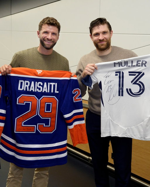Zwei legenden 🇩🇪🔥

What a pleasure to exchange jerseys with Leon Draisaitl of the @EdmontonOilers 🤝🏒

📸🎥 c/o : Edmonton Oilers 

#VWFC | #LetsGoOilers
