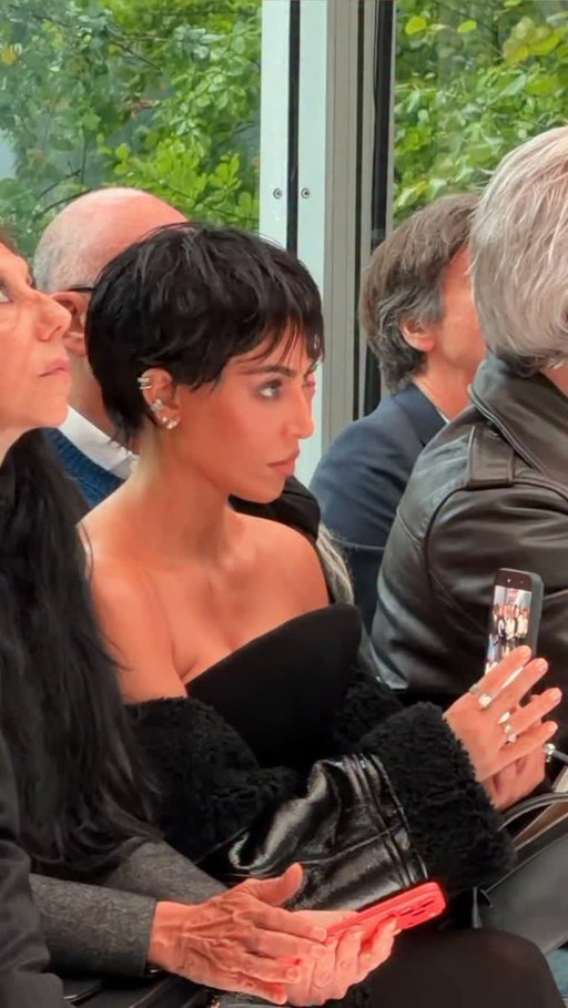 Bonjour to @kimkardashian and her new ‘do! The star debuted a dramatic chop this morning at @maisonalaia’s #ParisFashionWeek show. Tap the link in our bio for all the details on her short and sweet new look that recalled Audrey Hepburn in “Roman Holiday” as much as her momager.