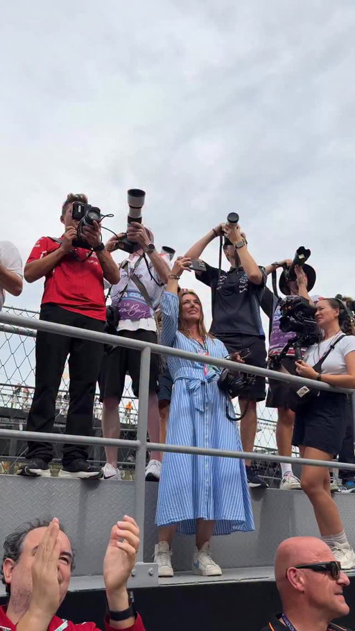 Lia’s mum @mrslucyjonesblock - her biggest fan - here to see her on the top step of the F1 Academy podium for the first time. 💙 

#F1Academy #SingaporeGP