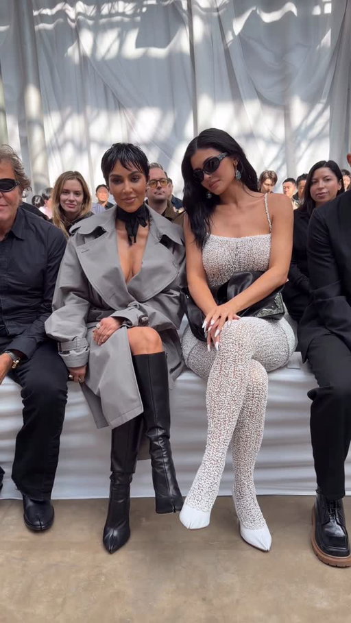 It was a family affair at @MaisonMargiela this morning, as #KylieJenner joined #KimKardashian on the front row for @GlennMartens’s debut ready-to-wear show for the French house. Click the link in bio for all the best arrivals of the week so far.

Video by @EnzoPly.