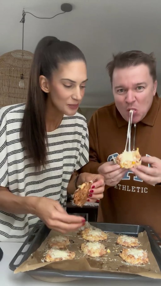 Tak tahle rychlovka ? Ze tří surovin🥳skvěla večeře🥳
Suroviny:
1x cottage 
1x vejce 
2x lžíce hladké mouky👌🏻 
Náplň:
Vše co mate radi nebo doma👌🏻ja dala - šunku, kukuřici, sýr 👌🏻
Trouba: 180 stupňů cca 25 minut 👌🏻