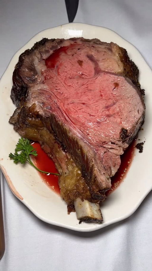 Prime Rib @goldensteerlv is one of my favorite orders! It feels like two different cuts with the well seasoned edges and juicy center. The slow roasting provides unmatched tenderness and flavor!

#goldensteer #lobster #butter #seafood #vegas #lasvegas #lasvegasfoodie #unlokt #bestfood #beautifulcuisines #classic #vegasdining #vegasstrip #wynnlasvegas #wynn #cosmopolitan #bellagio #flamingo #caesarspalace #raiders #vgk #dinner #dinnerdate #steak #steakdinner ⁣ #makeitvegas #beststeaksonearth