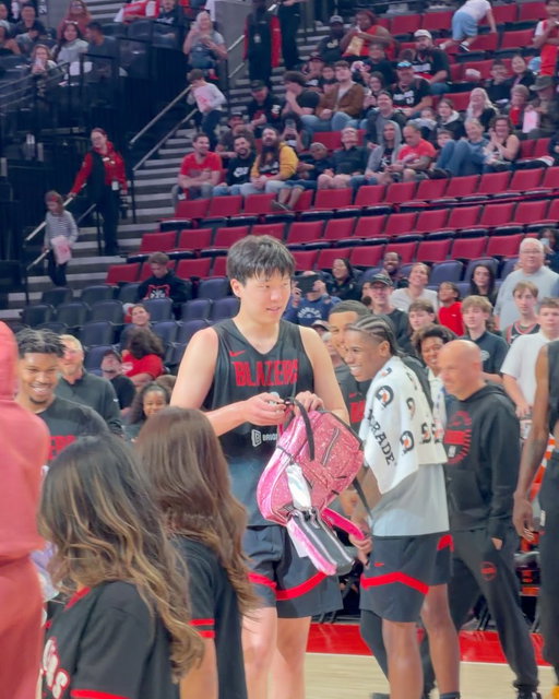 secured the bag 😂

Yang Hansen and Caleb Love were given their rookie bags and performed for the Fan Fest crowd!

Presented by @drivetoyota