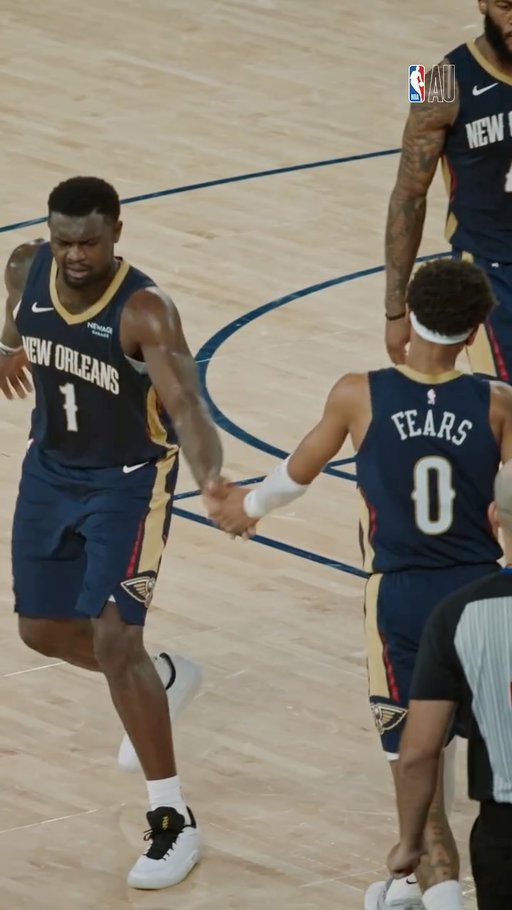A bit of Zion magic on the defensive end leads to a huge Fears slam, and the foul!⁣
⁣
#NBAxNBL