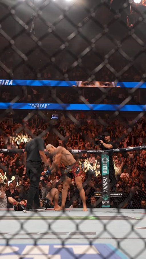 POATAN TOOK THE BELT BACK 🏹

@AlexPoatanPereira is the undisputed light heavyweight champion of the world!! #UFC320