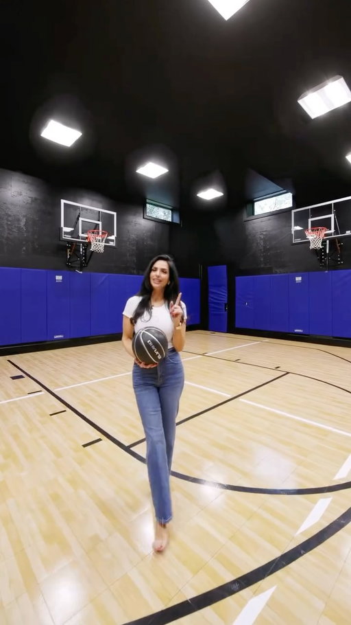 Not your average game when the home has its own court 🏀.
.
.
.
.
.
#luxurylifestyle #dreamhome #basketballcourtgoals #luxuryrealestate #reelitfeelit #viralreel #homegoals #privateestate #quietluxury #milliondollarlisting #luxuryliving #luxurylife #basketballreels #manifestation #dreambigworkhard