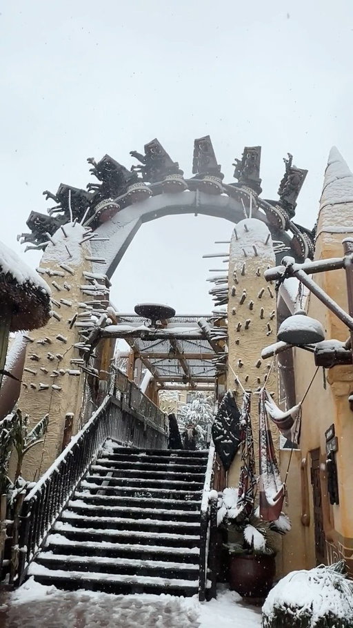 This 👆 is pure winter magic! ❄️✨
Whether you’re racing with Taron through snowy twists, slithering with the Black Mamba through icy canyons, or soaring over Rookburgh on F.L.Y. – snow just makes everything even more epic! 🤩
And the best part: if you’re as winter-dream-ready as we are but don’t have your ticket yet – no worries! 🙌
You can still grab your Wintertraum tickets with up to 60% off… but only until tomorrow. Sounds like your perfect winter move? Then hop into the shop, because tickets are limited! 🎟️

🇩🇪 Genau das 👆 ist Wintertraum pur! ❄️✨ 
Ob mit Taron durch die verschneiten Kurven jagen, mit der Black Mamba durch eisige Schluchten schlängeln oder mit F.L.Y. über Rookburgh gleiten – Schnee on top macht’s einfach noch genialer! 🤩
Und das Beste: Wenn du genauso Wintertraum-ready bist wie wir, aber noch kein Ticket hast – keine Panik! 🙌 
Nur noch bis morgen kannst du dir deine Wintertraum-Tickets mit bis zu 60% Rabatt schnappen. Klingt nach deinem Winter-Move? Dann ab in den Shop, denn das Ticket-Kontingent ist begrenzt! 🎟️

#Wintertraum #Phantasialand #Vorverkauf #Presale