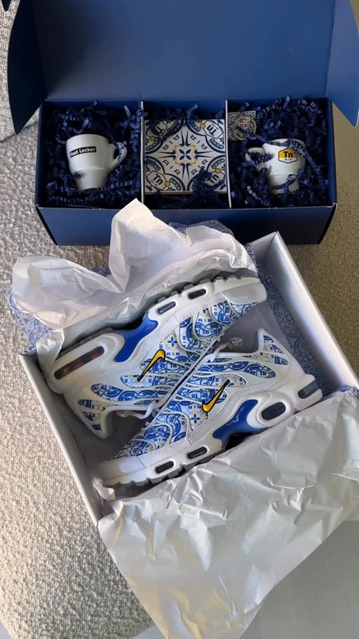 Let me introduce you to Nike TN ‘LISBOA’ 🇵🇹
This might just be the unboxing of the year: Packed in a ‘Pastel de Nata’ box with espresso cups inside and Portuguese tile all over* .. couldn’t get more Portuguese than this 😮‍💨 Those soles inspired by our ‘calçada portuguesa‘ are definitely my favorite detail!
(*special PR pack) 

Available exclusively at @footlockereu 
(9/10) 

What do you think: W or L? 👀

#nike #niketn #tnlisboa #footlocker #sneakers #kicksonfire #hypebeastkicks