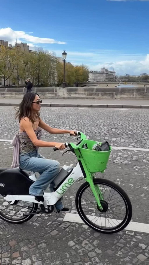 Best way to get around Paris to beat the traffic after the shows is by bike. 🍋‍🟩 Also saw a rainbow!!!! #pfw