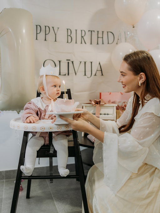 🥹🥹🥹🥹 oļjas pirmā balle!!! paldies mūsu rebsei par digitālajām atmiņām.! un skaistajam @rame.celebration par dekorācijām un atrakciju. olītei ļooooooooti patīk bumbas🥰🥹💛 paldies arī katram no jums, kas izsakāt komplimentus un kopā līksmojat par mūsu meitenīti šeit instagramā. novēlu jums katram viņu iepazīt! viņa ir superforša :D