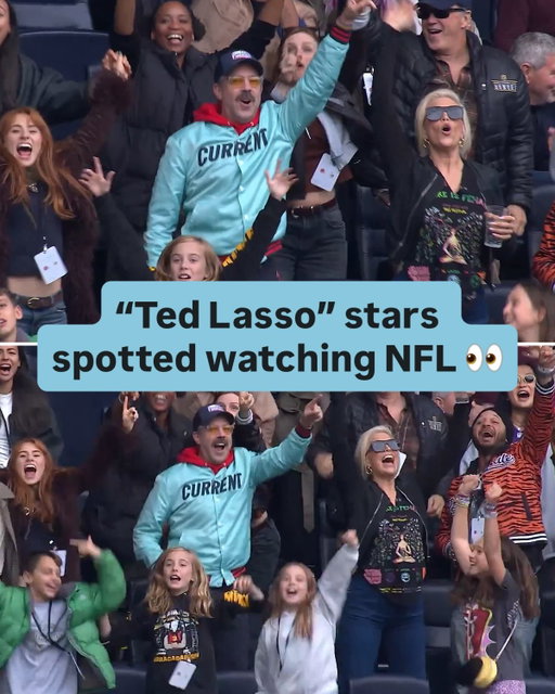 Jason Sudeikis repping KC Current while losing it to Sweet Caroline with Hannah Waddingham 😂

(via @nfluk)