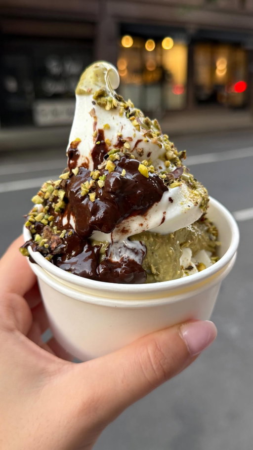 You can get finally get your hands on this Dubai-style Greek froyo downtown and I couldn’t be more excited🍦👀

📍 @madisonfarenyc 

#nycfroyo #froyo #frozenyogurt #frozenyogurtlover #madisonfare #westvillage #westvillagenyc #nycsweets #nycdessert #nycdesserts #thingstodoinnyc #nycopening #dubaichocolate #greekfrozenyogurt