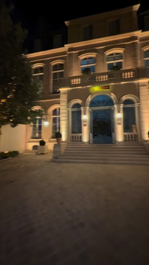 sNEAKED into this hotel particulier, turned out to be @rogervivier house @gherardofelloni 
Partenariat rémunéré