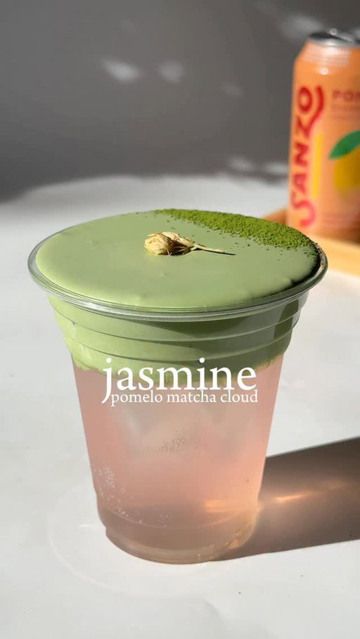 🎑🥮 It’s Mid-Autumn Festival!

It’s one of my favorite holidays growing up in Vietnam!! To celebrate, I made this Jasmine Pomelo Matcha Cloud featuring @drinksanzo ‘s Pomelo Sparkling Drink 🍊✨

How are you celebrating?

Recipe:
— 1/2tbsp Jasmine tea syrup (recipe in story highlight)
— @drinksanzo Pomelo Sparkling Drink
— 80ml heavy cream + 2tsp matcha

Alternatively, you can mix the Jasmine tea syrup with the heavy cream and matcha!

#homecafe #drinksanzo #midautumnfestival #matcha