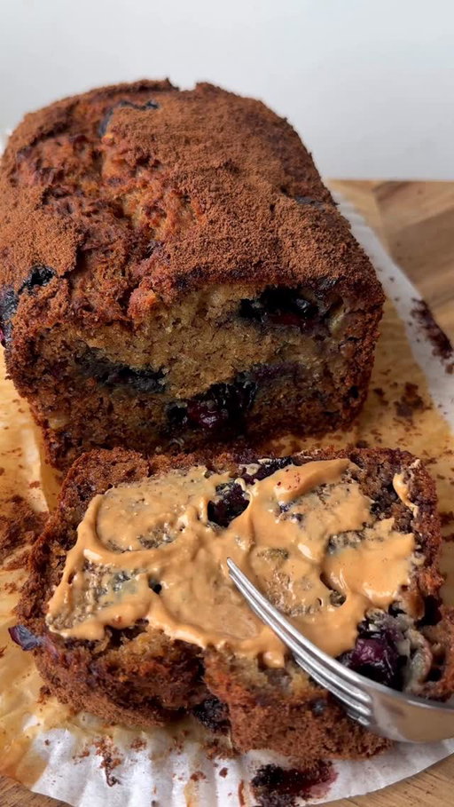 BLUEBERRY + CINNAMON BANANA BREAD 🫐

Baking more > admitting defeat and turning the heating on

▫️ 3 large bananas, mashed
▫️ 60g olive oil
▫️ 60g honey / maple
▫️ 2 eggs*
▫️ 1 tsp vanilla extract
▫️ 200g plain flour
▫️ 1 tsp baking soda
▫️ 1/4 tsp salt
▫️ 1 tsp cinnamon
▫️ 150g fresh blueberries

▫️ Cinnamon sugar: 1 tbsp coconut sugar + 1 tsp cinnamon. 

*or flax eggs. Make the flax eggs by combining 2 tbsp milled flaxseed with 5 tbsp water. Set aside for at least 5 mins to thicken before using.

1. Mix together the wet ingredients, then follow with the dry (except blueberries) and mix well. Once combined, fold through the blueberries. 
2. Pour the mixture into a lined loaf tin, then sprinkle over the cinnamon sugar to cover the entire top.
3. Bake for 45 (for a gooey-er loaf) - 55 (for a more cakey loaf) minutes at fan 170C until a knife inserted into the centre comes out mostly clean.
ENJOY!
.
.
.
.
#bananabread #healthybaking #healthyrecipes #healthycake #refinedsugarfree #snackideas #sweetsnack #homebaking #homemade
