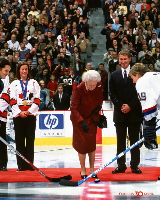 ON THIS DAY – October 6, 2002 – A Royal Night at Rogers Arena 👑

On this day in 2002, Queen Elizabeth II dropped the ceremonial puck before the Vancouver Canucks faced off against the San Jose Sharks — marking a truly historic moment in arena history.