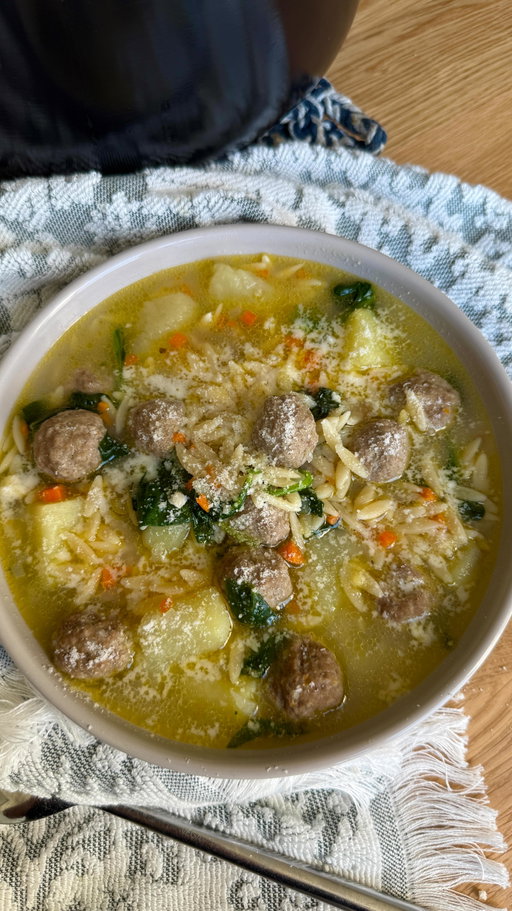 Italian Meatball Soup 🥣🇮🇹 This soup is quick to make, and full of homestyle Italian flavor. Perfect for any night of the week. Especially as the weather starts to get cold and you want something warm and comforting. This meatball soup will be on repeat all winter long! 

Recipe in the comments ⬇️ #soup #italianfood #easyrecipe