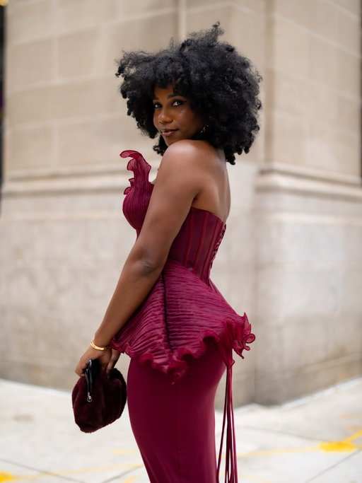 From the New York Fashion Week archives…wore this look to the @blackbeautyroster brunch and the @alexisbittar presentation.

@shopa.au bustier to
@amazon skirt
@alexisbittar bag, necklace and earrings
@mango sandals

#stillpostingnyfw #justsittingoncontent #istoppedtrafficinthislook