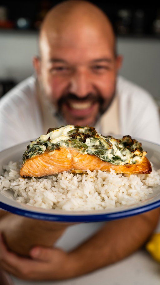 O Melhor Salmão na Air Fryer! Quem concorda? 🤩
Em apenas 10 minutos, tem um jantar simples e delicioso!

Se já ficou com água na boca... guarde esta receita! ❤️
Só vai precisar de:
 • 4 lombos de salmão
 • 1 limão
 • 4 colheres de molho de soja
 • 2 colheres de queijo creme
 • Espinafres q.b.
 • Alho em pó q.b.
 • Um fio de azeite

Passos:
1. Coloque rodelas de limão no fundo do cesto da Air Fryer. Por cima, disponha os lombos de salmão e tempere com o molho de soja.
2. Programe 4 minutos na Air Fryer Pitada Electronia.
3. À parte, misture bem os espinafres frescos, o queijo creme, alho em pó e um fio de azeite.
4. Retire o salmão, coloque a mistura cremosa por cima e volte a programar 3 minutos.

💡 Dica do Pai: Sirva na hora ou guarde em marmitas...fica ótimo até no dia seguinte!

Com as Air Fryers da @radiopopular e a @apitadadopai , preparar refeições rápidas e cheias de sabor nunca foi tão fácil! ❤️

#salmao #receitas #airfryer #apitadadopai #radiopopular