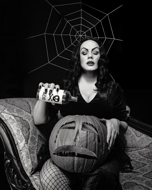 It's SPOOKY SEASON Witches!!

I know i've been MIA-ish for awhile but I am back baby!

Get ready for the Spooky Spam! 

📸: @demonerdphotography
Co-star: Al the pumpkin (aka Big Al)
Costume & Concept & Props by Me!
Wig: @amazonca

#vampira #thevampirashow #vampiracosplay #mailanurmi #spookyseason #1950s #cosplayersofinstagram #wigisfashion #gothqueen #pumpkin #covergirl #canadiancosplayer #halloween #doyouevencosplay #cosplaythings #redlips #screamqueen #blondeambition #qween #cosplaysociety #cosplaysocietymagazine #spookyszn #gothgirl #vamp #horrorhostess #bigalthepumpkin